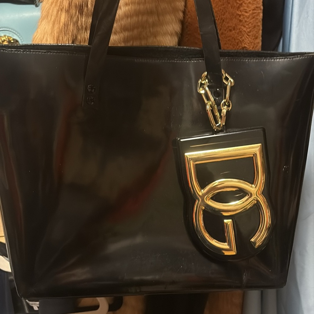 GUCCI black patent tote shoulder bag w/ matching attached pouch; gold hardware. - Picture 2 of 16